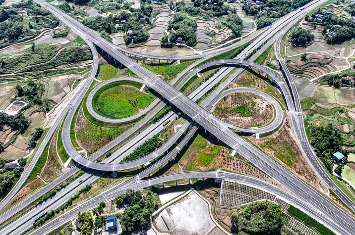 高速路上低速开 违法又危险-5月