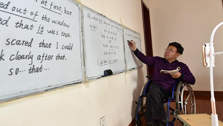 “轮椅教师”直播教英语成“网红”