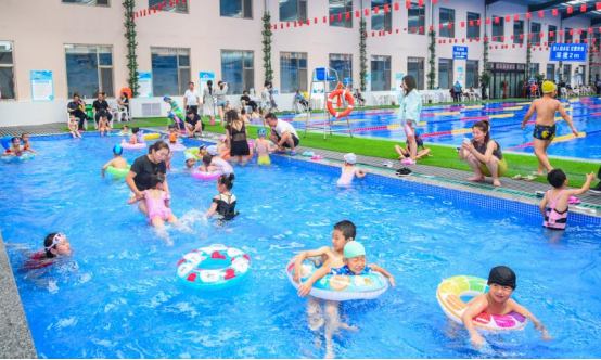 吕梁临县李家坡底村建起全民健身游泳馆