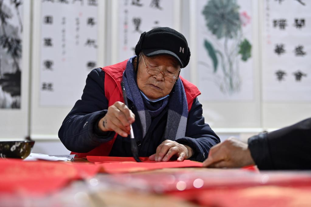 书写春联迎新春