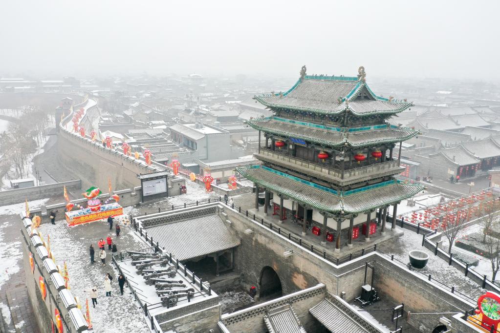 山西平遥古城迎春雪