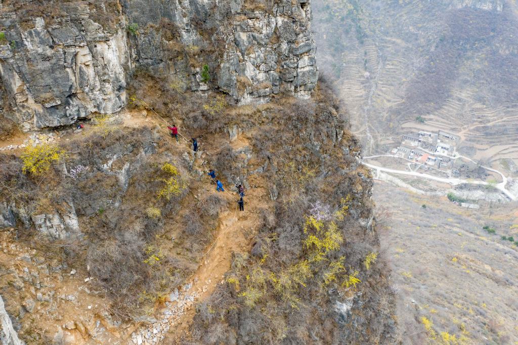 太行山村筑路人：一座山 一条路 一个梦